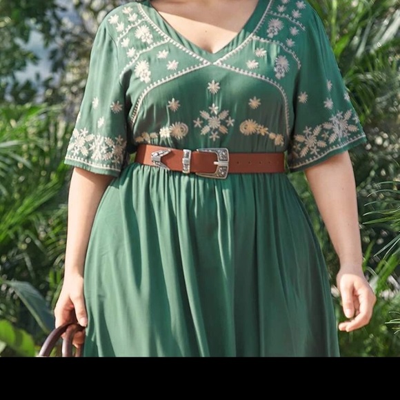 Plus V-Neck Embroidery Maxi A-Line Dress Without Belt - Picture 2 of 4